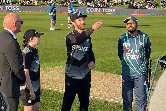 পাকিস্তানের বিপক্ষে টসে জিতে ব্যাটিংয়ে নিউজিল্যান্ড