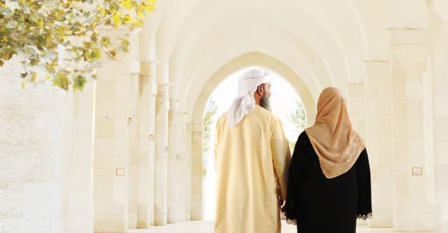 স্ত্রী কি তার জাকাতের অর্থ স্বামীকে দিতে পারবে?