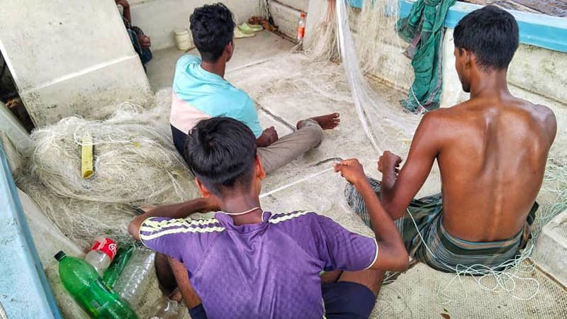 ঝালকাঠিতে মা ইলিশ নিধনের প্রস্তুতি নিচ্ছেন অসাধু জেলেরা !