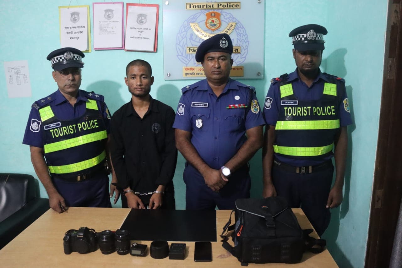 কুয়াকাটায় বন্ধু সেজে পর্যটকদের সর্বস্ব লুট, পুলিশের হাতে চোর আটক