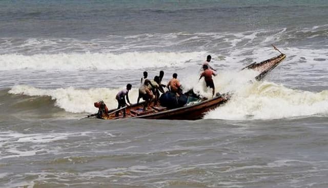 গাবতলীতে ট্রলারডুবি, ৭ জন নিখোঁজ