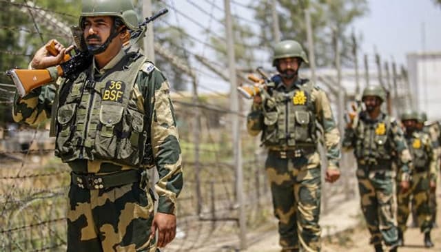 দুই বাংলাদেশিকে গুলি করে মারলো বিএসএফ