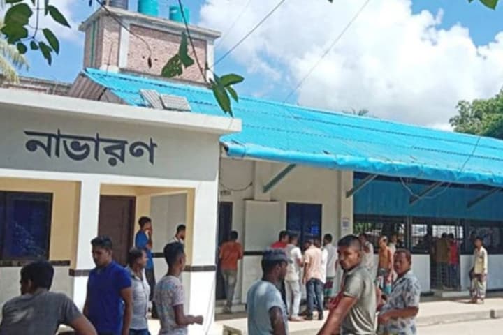 অফিস রুমে অনৈতিক কর্মকাণ্ডের সময় প্রেমিক-প্রেমিকাকে আটক