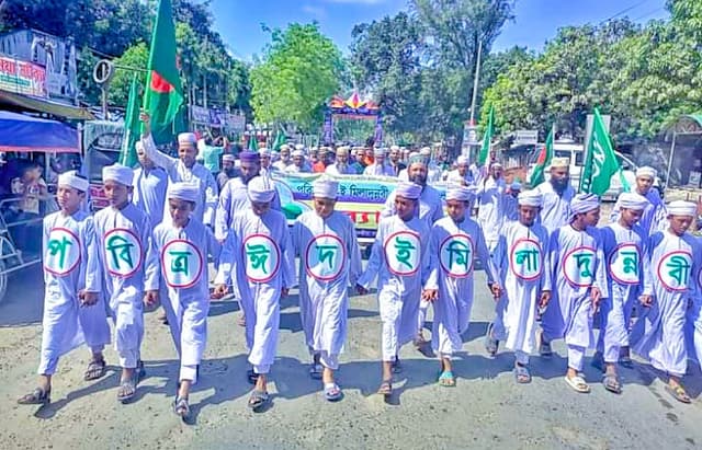 গাংনীতে বর্ণাঢ্য শোভাযাত্রার মাধ্যমে বিশ্ব নবীর জন্মদিন পালিত