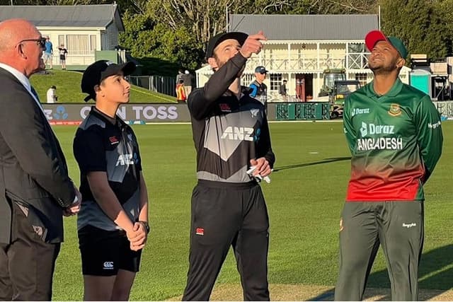 নিউজিল্যান্ডের বিপক্ষে টস হেরে ব্যাটিংয়ে বাংলাদেশ