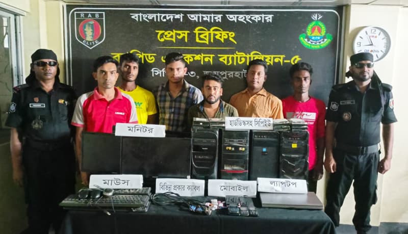 পর্নোগ্রাফির অভিযোগে পাঁচবিবিতে র‌্যাবের হাতে ৬ যুবক আটক