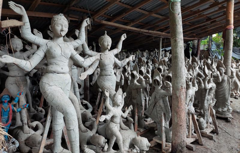 কাউখালীতে প্রতিমা তৈরিতে ব্যস্ত সময় পার করছে কারিগররা