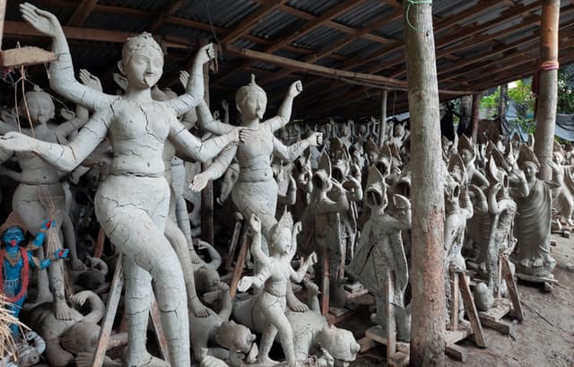 কাউখালীতে প্রতিমা তৈরিতে ব্যস্ত সময় পার করছে কারিগররা