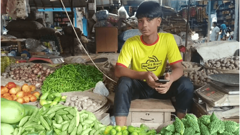হিলিতে কেজিতে ৬০ টাকা কমলো কাঁচা মরিচের দাম