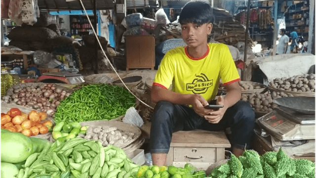 হিলিতে কেজিতে ৬০ টাকা কমলো কাঁচা মরিচের দাম