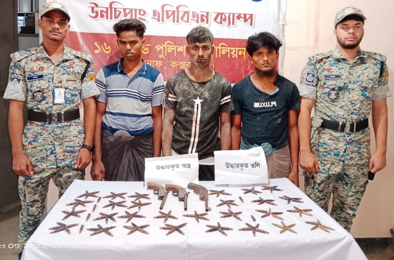 টেকনাফে অস্ত্র ও তাজাগুলিসহ আরএসও'র তিন সদস্য আটক