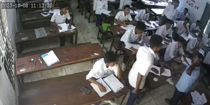 পরীক্ষার হলে শিক্ষককে চড় থাপ্পড় মারল শিক্ষার্থী