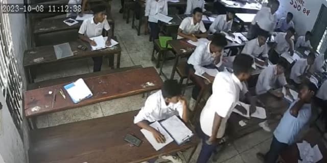 পরীক্ষার হলে শিক্ষককে চড় থাপ্পড় মারল শিক্ষার্থী