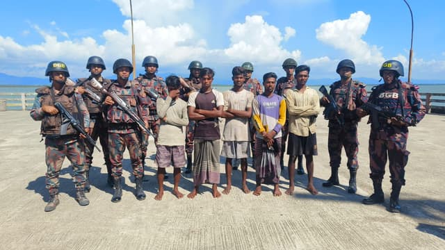 আরকান আর্মির জিম্মা থেকে ৫ বাংলাদেশী জেলে উদ্ধার, বিজিবির উদ্যোগ