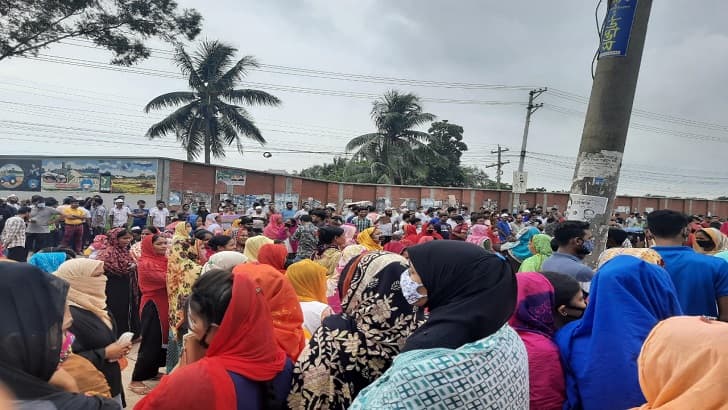 গাজীপুরে শ্রমিকদের সড়ক অবরোধ
