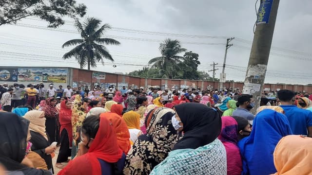 গাজীপুরে শ্রমিকদের সড়ক অবরোধ
