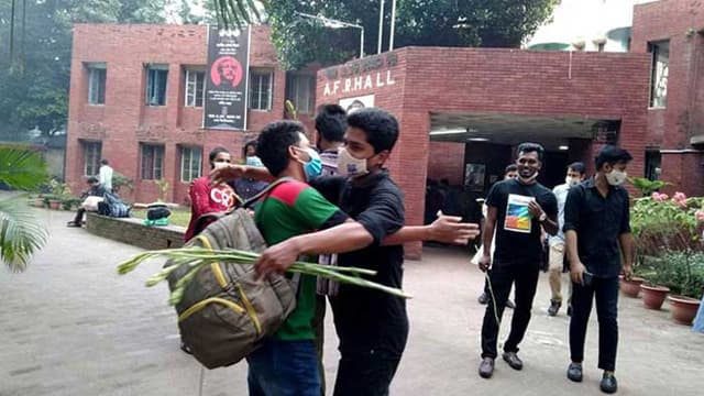 খুললো ঢাবির হল, আনন্দে মাতোয়ারা শিক্ষার্থীরা