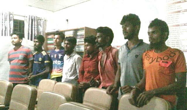 হিজলায় অভিযানে ১২ জেলে আটক