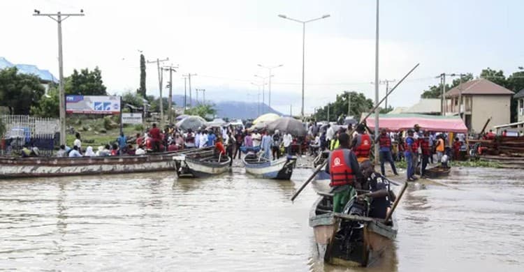 নাইজেরিয়ায় নৌকাডুবিতে বন্যাদুর্গত ৭৬ জন নিহত