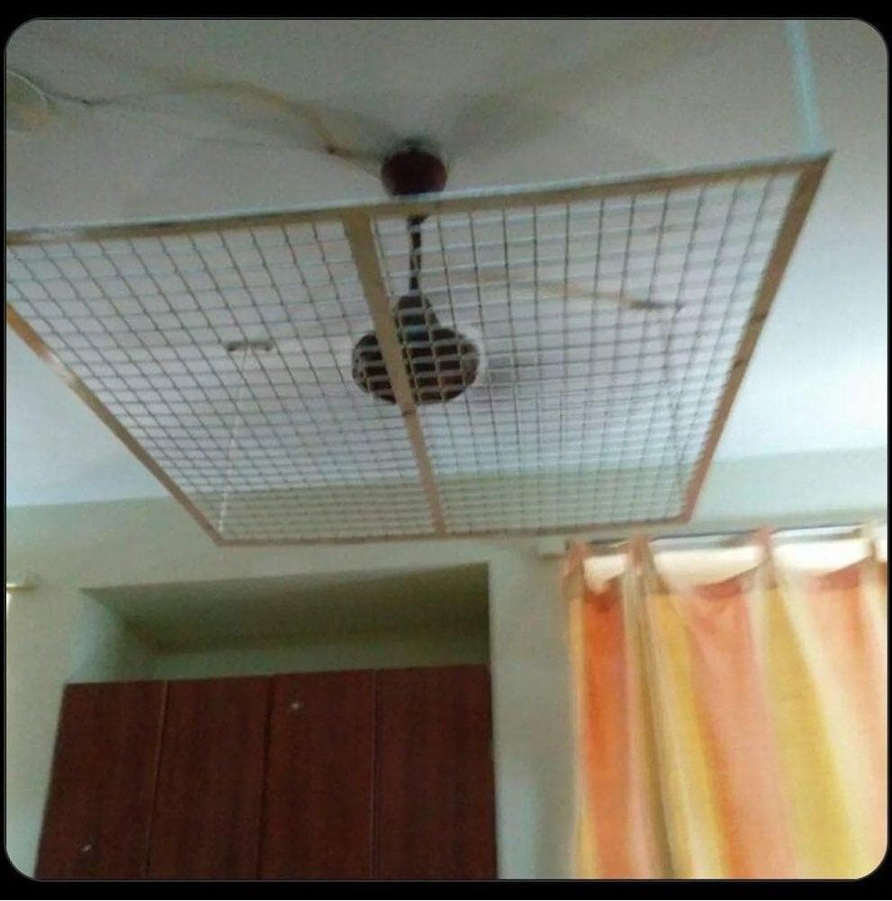 আত্মহত্যা রুখতে হোস্টেলের সিলিং ফ্যানে লোহার বেড়া!