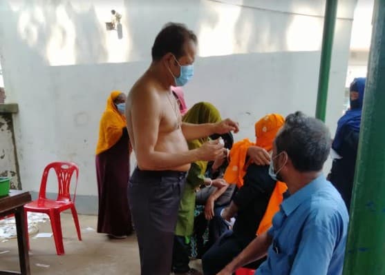 উদোম শরীরে নারীদের করোনার টিকা দিয়ে আলোচনায় ইপিআই কর্মী