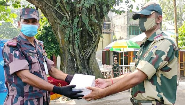 দুর্গাপূজা উপলক্ষে হিলি সীমান্তে বিএসএফকে মিষ্টি দিয়ে বিজিবির শুভেচ্ছা