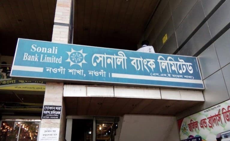 আপা নিচে দেখুন টাকা পড়ে গেছে, বলেই গ্রাহকের টাকা নিয়ে উধাও