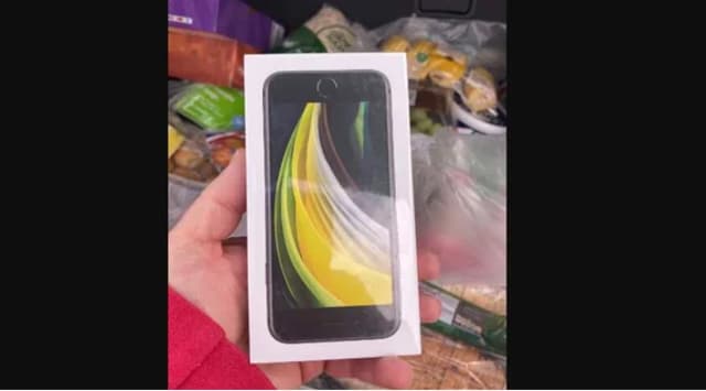 অনলাইনে আপেল অর্ডারে মিলল আইফোন!