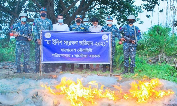 মা ইলিশ সংরক্ষণ অভিযানে ২০ লাখ মিটার অবৈধ জাল আটক করেছে নৌবাহিনী