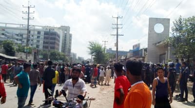 আশুলিয়ায় পোশাকশ্রমিকদের সড়ক অবরোধ