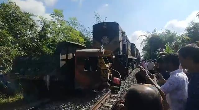 ট্রেন ও ট্রাকের সংঘর্ষে গুরুতর আহত দুই, ১ ঘন্টা পর ট্রেন চলাচল