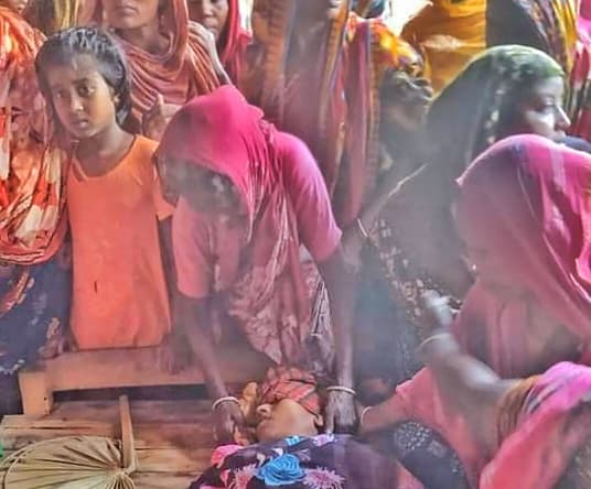 ভ্যানের চাকায় ওড়না জড়িয়ে নারীর মৃত্যু