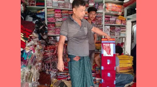 আশাশুনিতে জমে উঠেছে পূজার বাজার