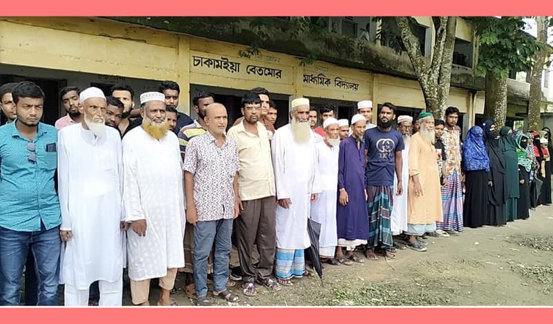 কলাপাড়ায় শিক্ষকের বিরুদ্ধে মামলার প্রতিবাদে অভিভাবকদের মানববন্ধন