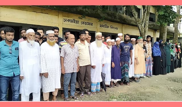 কলাপাড়ায় শিক্ষকের বিরুদ্ধে মামলার প্রতিবাদে অভিভাবকদের মানববন্ধন