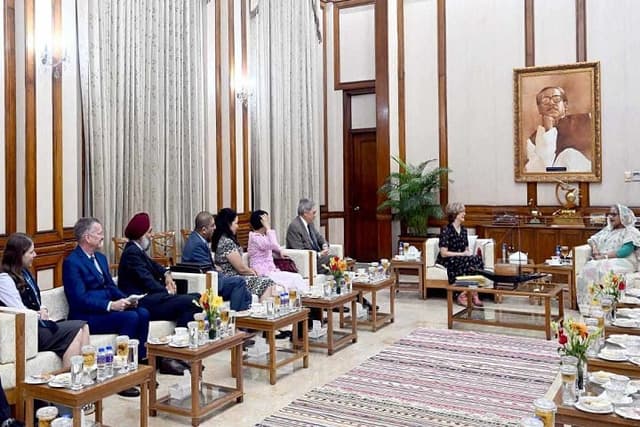 প্রধানমন্ত্রীর সঙ্গে মার্কিন প্রতিনিধি দলের বৈঠক চলছে