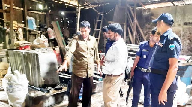 কাপড়ের রঙে তাল মিছরি তৈরী, লাখ টাকা জরিমানা