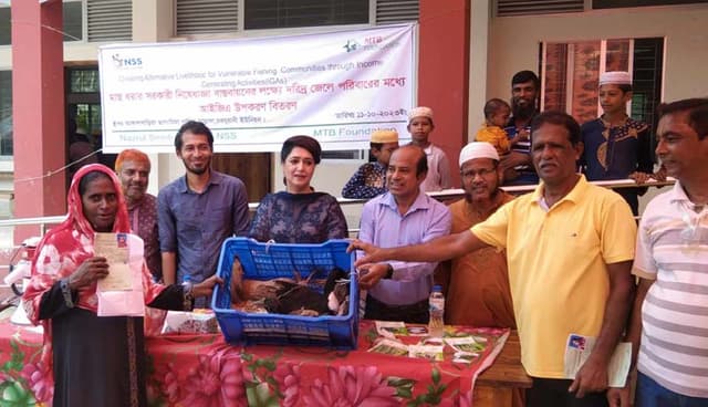 পাথরঘাটায় সাবলম্বী করতে জেলে পরিবারকে সহায়তা