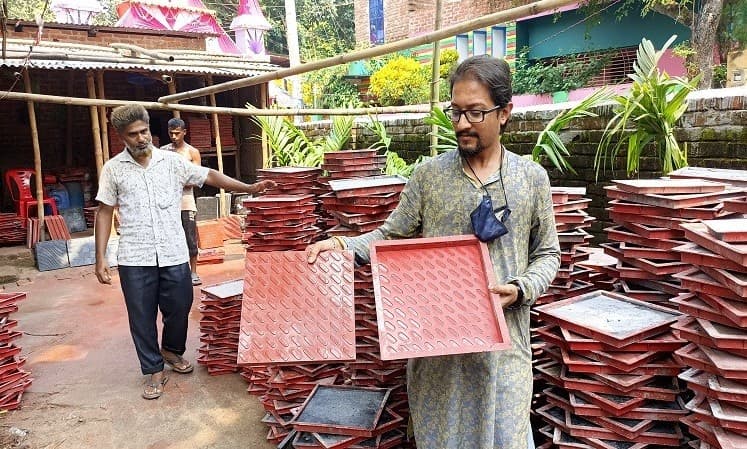 সারাদেশে ছড়িয়ে যাচ্ছে শিমুলের তৈরি টাইলস