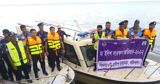 হিজলায় ইলিশ রক্ষা অভিযানে নৌপুলিশের ডিআইজি