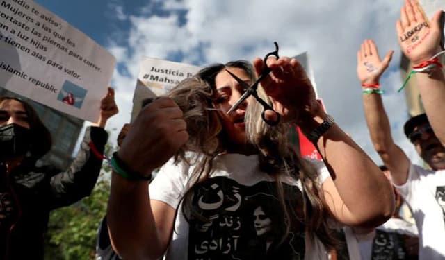 হিজাববিরোধী বিক্ষোভে ইরানে নিহতের সংখ্যা বেড়ে ১০৮