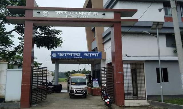 প্রবাসীর স্ত্রীকে ধর্ষন চেষ্টার শাস্তি হিসেবে যুবককে জুতাপেটা