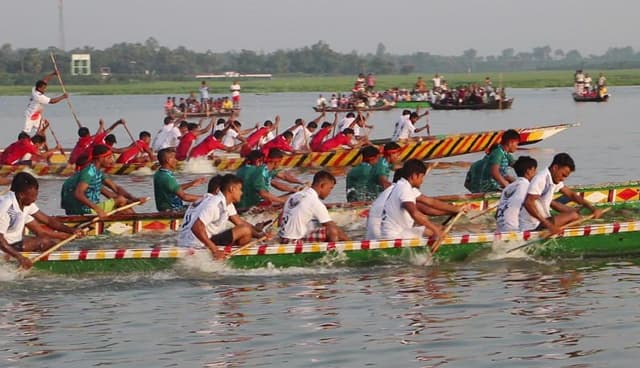নওগাঁর জবই বিলে নৌকাবাইচে প্রাণের উৎসব