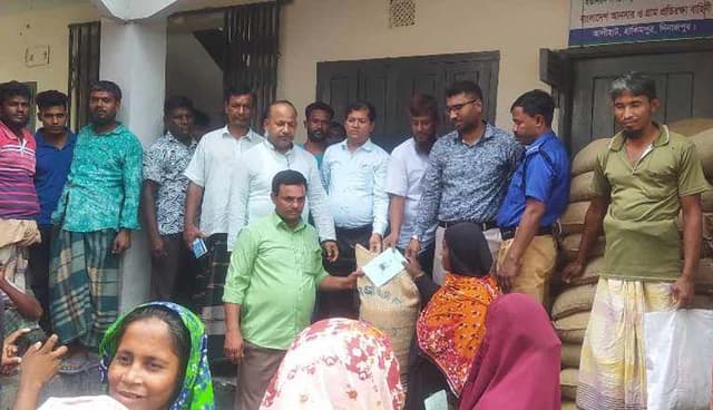 আলিহাট ইউনিয়নে ভিডাব্লিউবি উপকারভোগীদের মাঝে চাল বিতরণ