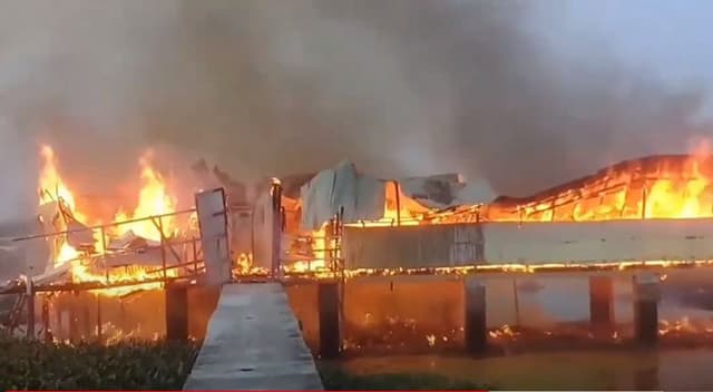 নওগাঁয় ভাসমান রেস্তোরা ও ছাগলের খামারে আগুন