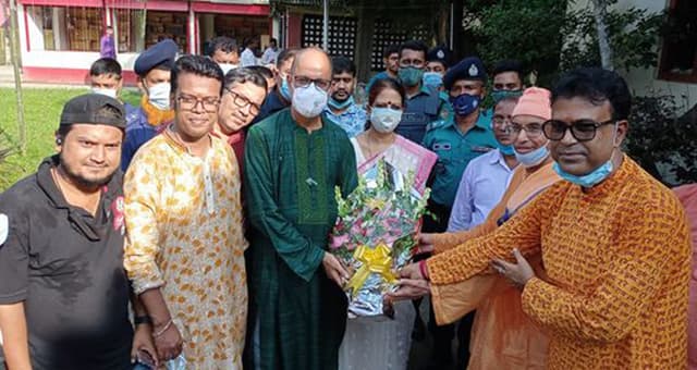 বরিশালে দূর্গা পূজা মন্দির পরিদর্শনে ভারতীয় এসিস্ট্যান্ট হাইকমিশনার