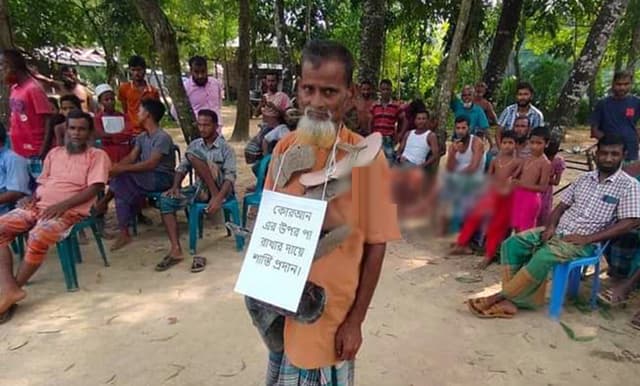 কোরআন অবমাননা করায় বৃদ্ধকে জুতার মালা পরিয়ে গ্রাম ছাড়া