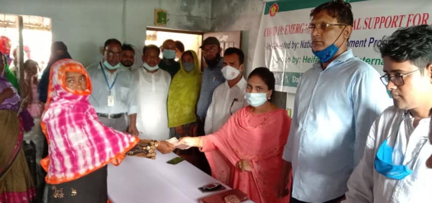 লালপুর করোনায় ক্ষতিগ্রস্থ ৯৩০ পরিবার পেলো এনডিপি’র আর্থিক সহায়তা