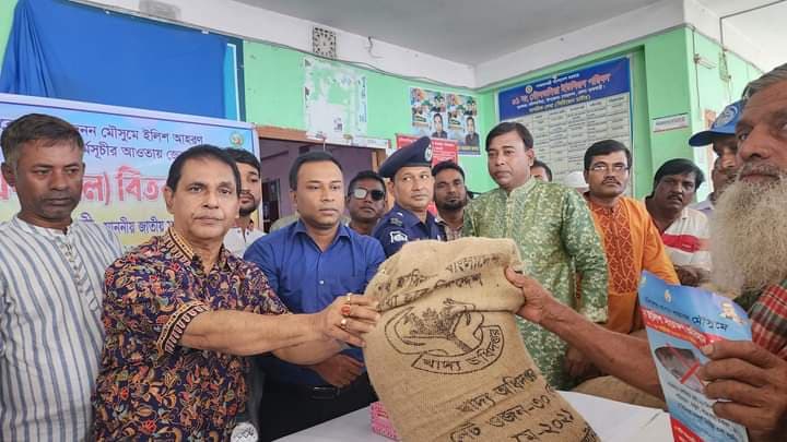 দৌলতদিয়ায় জেলেদের মাঝে চাউল বিতরণ