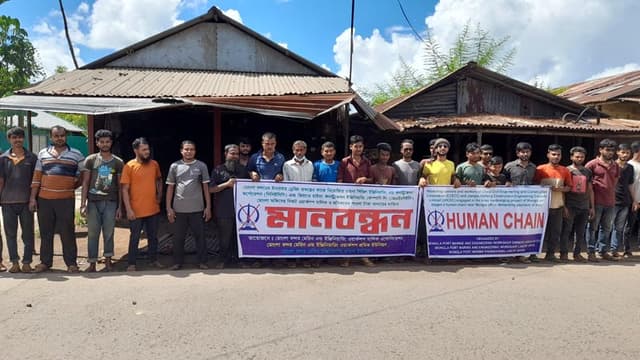 মোংলা বন্দরে মালিক শ্রমিকদের মানববন্ধন